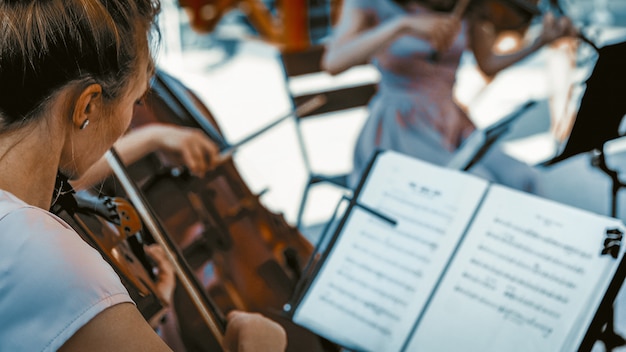 Foto jovem tocando violino