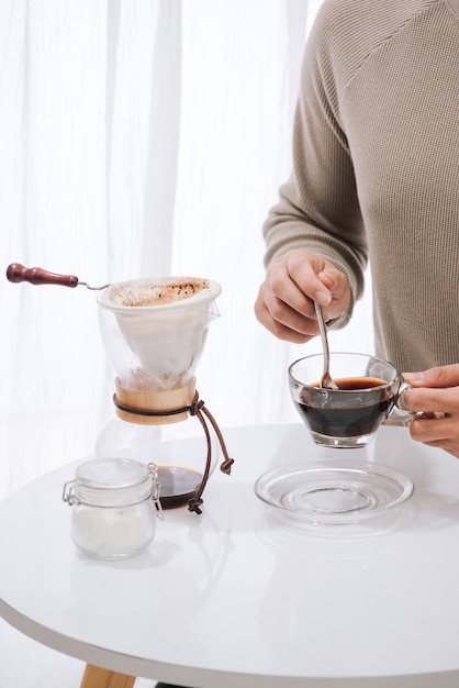 Jovem tomando café e café da manhã em um café