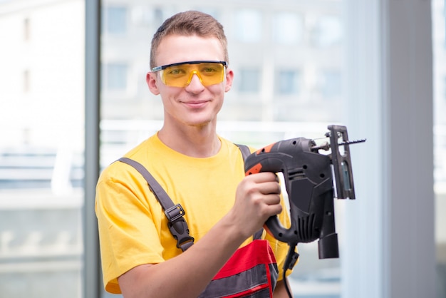 Jovem, trabalhador construção, em, amarela, coveralls