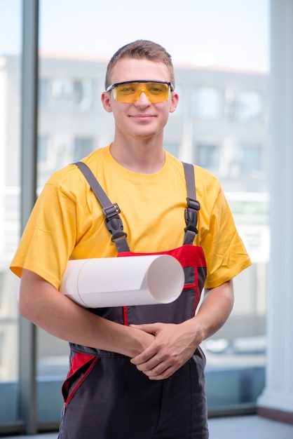 Jovem, trabalhador construção, em, amarela, coveralls