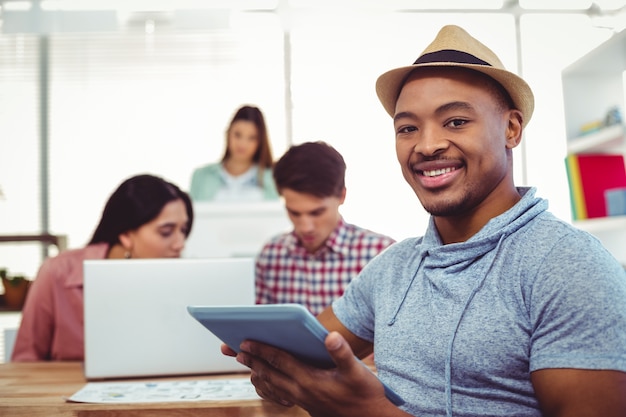 Jovem trabalhador criativo sorridente da câmera