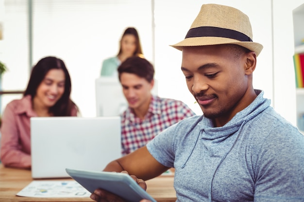 Jovem trabalhador criativo usando o tablet