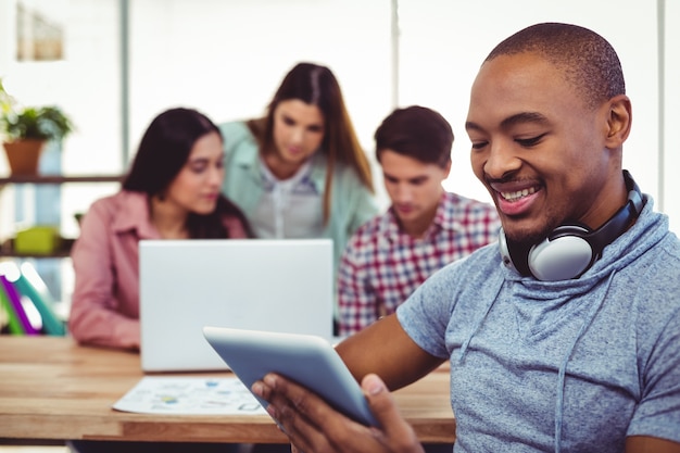 Jovem trabalhador criativo usando o tablet