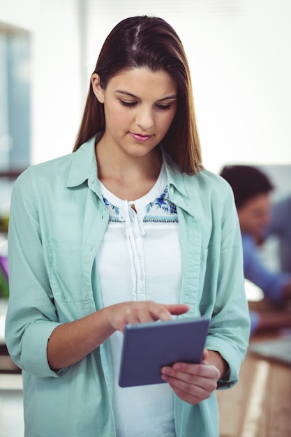 Jovem trabalhador criativo usando o tablet