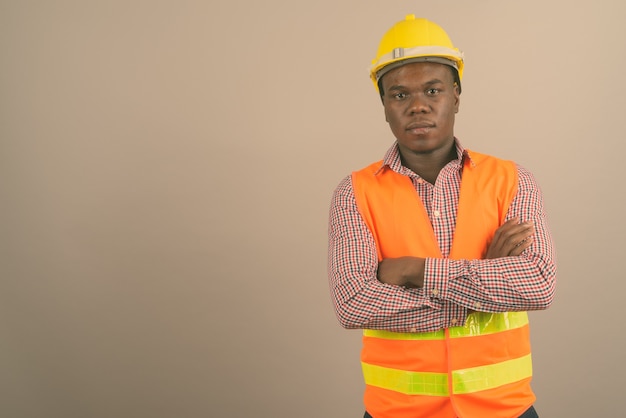 jovem trabalhador da construção civil africano