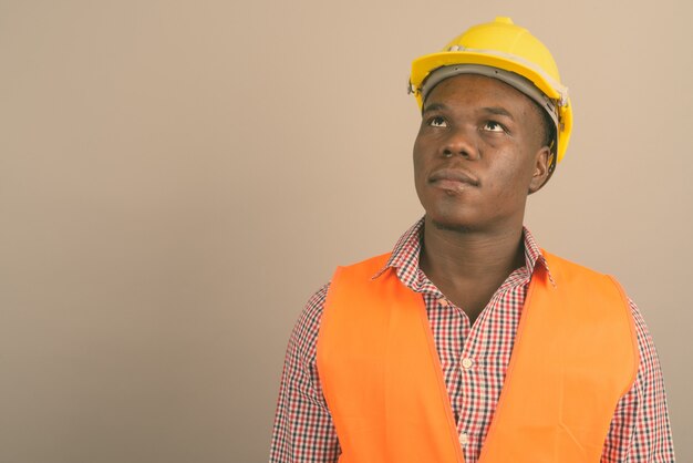 jovem trabalhador da construção civil africano