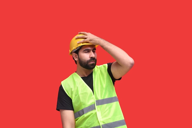 jovem trabalhador da construção civil em modelo paquistanês indiano halmet
