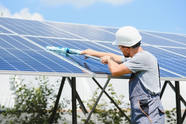 Jovem trabalhador limpando painéis solares