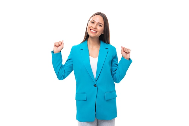 Jovem trabalhadora de escritório bem cuidada, com cabelos lisos e pretos, em uma jaqueta azul em um branco