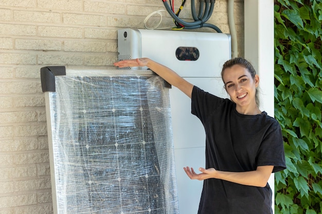 Jovem trabalhadora mostrando e apontando os novos painéis solares a serem instalados para obter eco verde solar