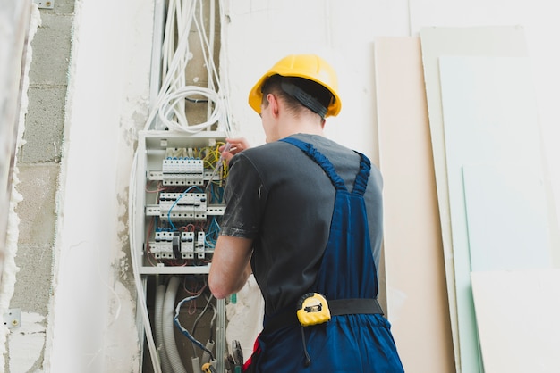 Foto jovem trabalhando com fios no switcher
