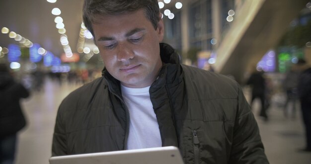 Jovem trabalhando com touch pad no aeroporto