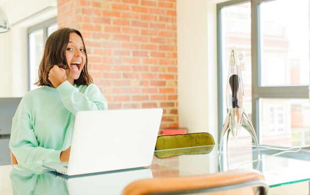 jovem trabalhando com um laptop