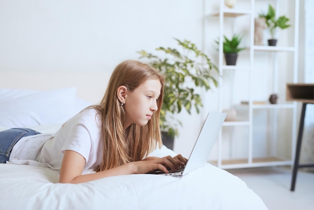 Jovem trabalhando em casa em um laptop de treinamento on-line