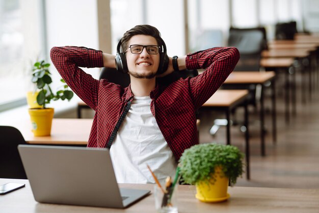 Jovem trabalhando em laptop Educação e trabalhando online Trabalho remoto de tecnologia freelancer