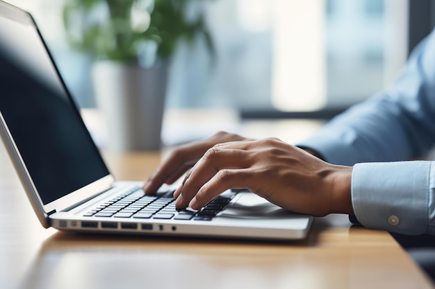 Jovem trabalhando no laptop no escritório