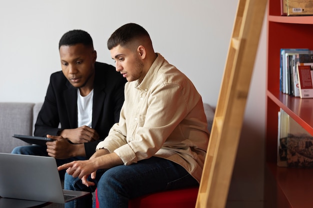 Jovem trans que trabalha num centro de negócios.