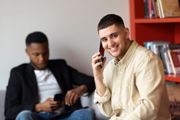 Jovem trans trabalhando no centro de negócios