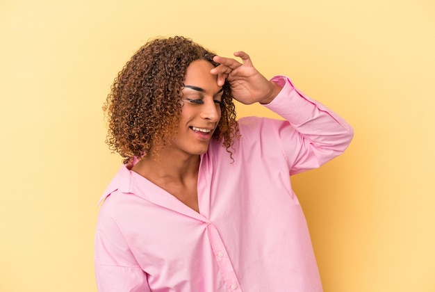 Jovem transexual latina isolada em fundo amarelo alegre rindo muito. Conceito de felicidade.