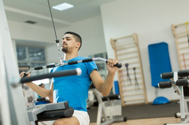 Jovem treinando na academia