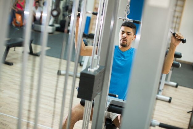 Jovem treinando na academia