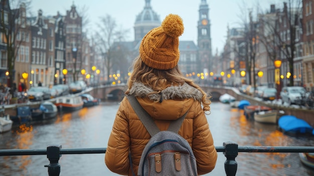 Jovem turista a explorar a bela cidade europeia dos canais