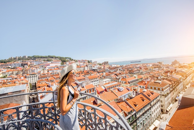 Jovem turista apreciando a bela vista da cidade de cima da cidade velha durante o dia ensolarado na cidade de lisboa, portugal