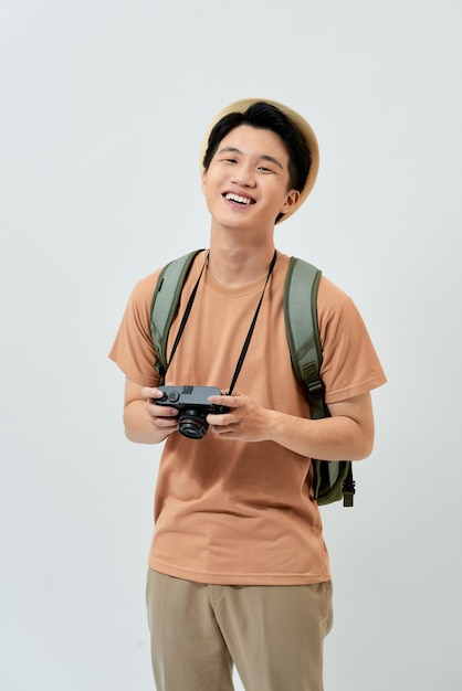 Jovem turista asiática em uma camiseta marrom