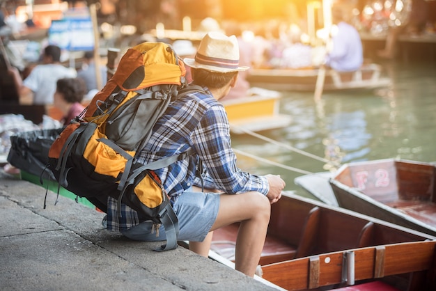 Jovem turista asiático mercado flutuante