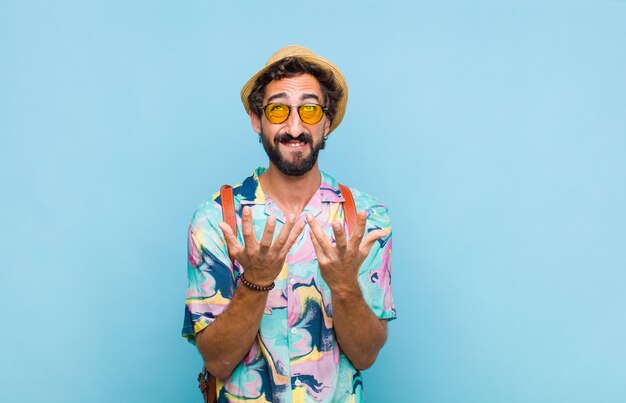 Foto jovem turista barbudo parecendo desesperado e frustrado, estressado, infeliz e irritado, gritando e gritando