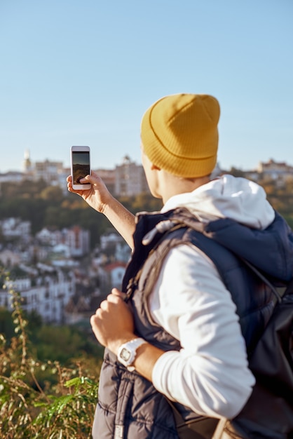 Jovem turista blogueiro fazendo selfie retrovisor