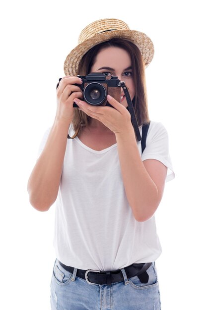 Jovem turista com câmera isolada em branco