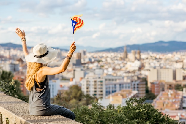 Jovem turista com chapéu, apreciando a bela vista da cidade de Barcelona