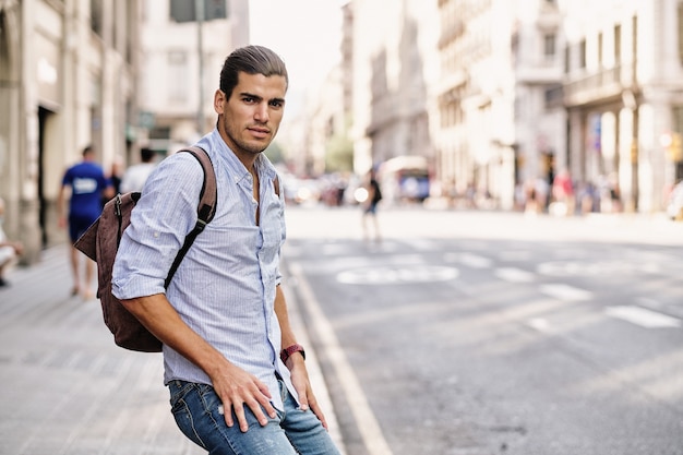 Foto jovem turista em barcelona com mochila na via laietana