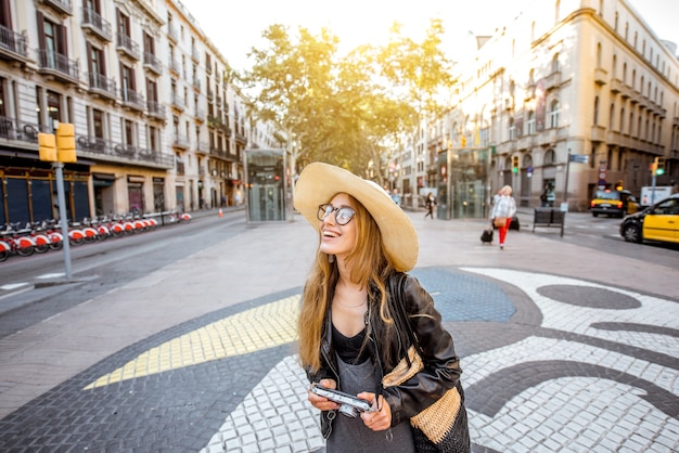 Foto jovem turista em pé na rua central com famosos azulejos coloridos na cidade de barcelona