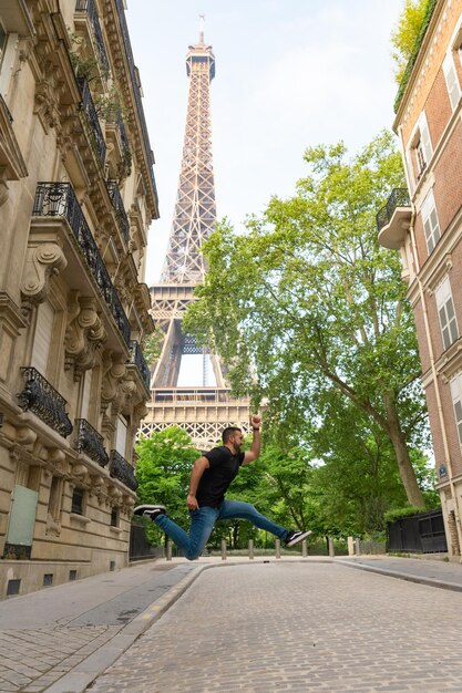 Jovem turista em uma rua de Paris com a Torre Eiffel ao fundo