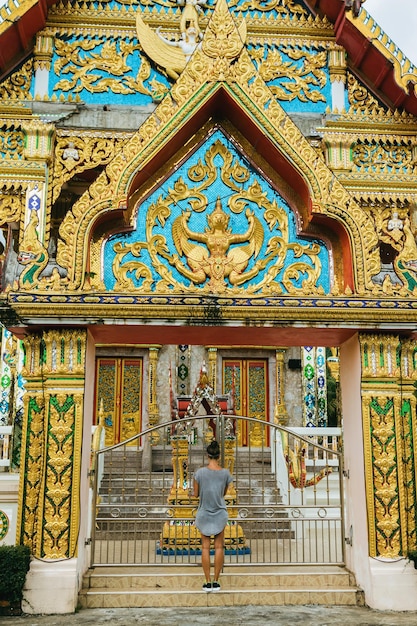 Jovem turista está visitando o templo budista na Tailândia