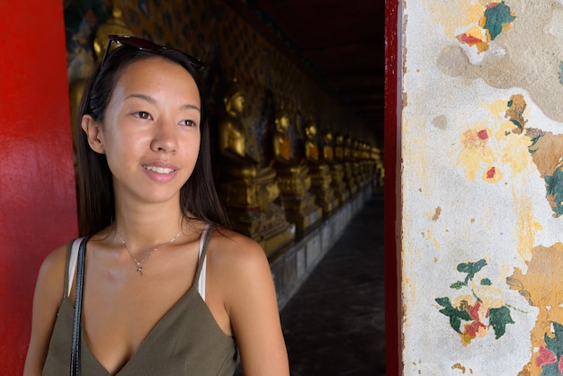 Jovem turista explorando a cidade de bangkok