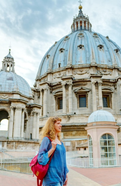 Jovem turista feminina caminha pelo telhado da Basílica de São Pedro em Roma