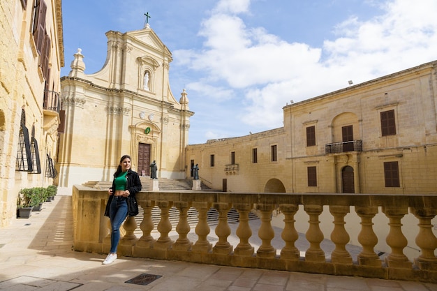 Jovem turista feminina visitando a Cidadela em Gozo em Malta