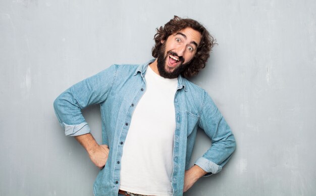 Jovem turista homem feliz e orgulhoso