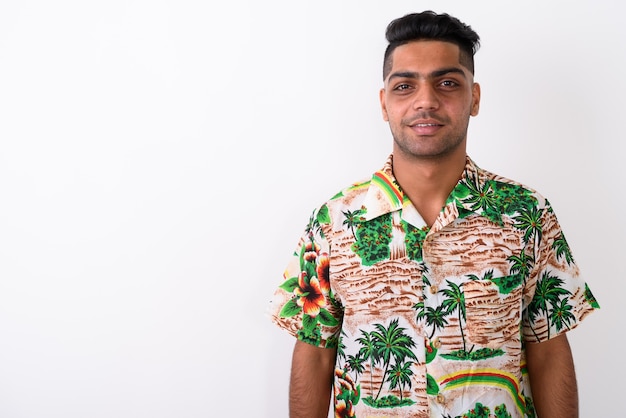 Jovem turista indiano vestindo uma camisa havaiana branca