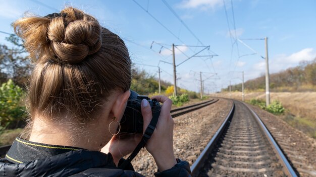 Jovem turista na ferrovia tira fotos