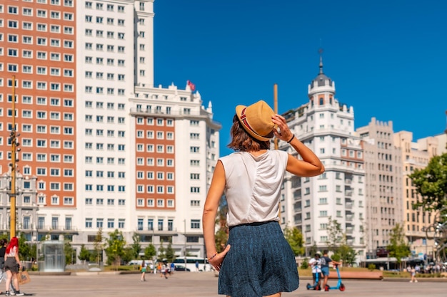 Jovem turista na praça da Espanha, no centro da capital de Madri, aproveitando as férias no verão