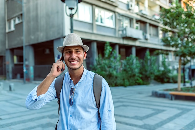 Jovem turista na rua da cidade