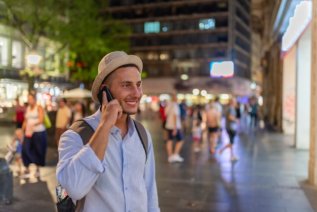 Jovem turista na rua da cidade