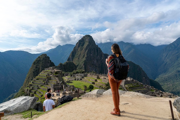 jovem turista observa Machu Picchu, Cusco, Peru