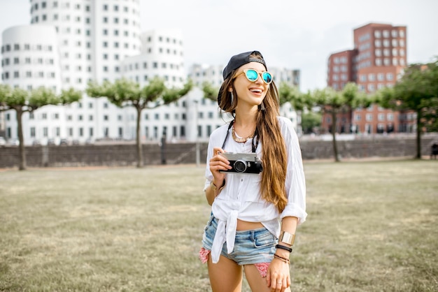 Foto jovem turista se divertindo em rheinpark, no distrito moderno da cidade de dusseldorf, alemanha