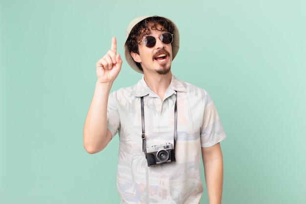 Jovem turista se sentindo um gênio feliz e animado depois de realizar uma ideia