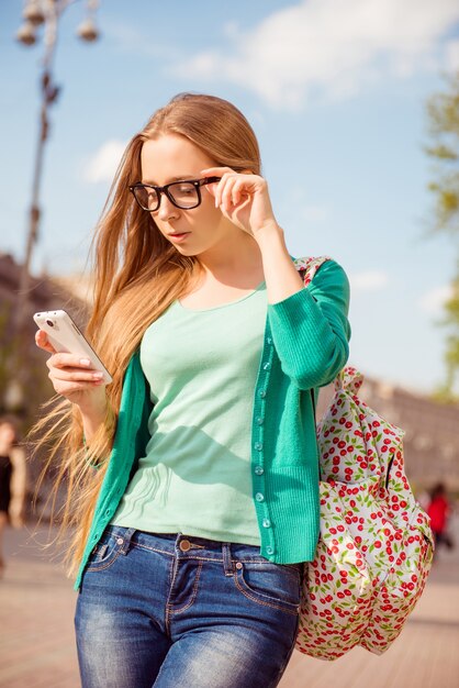 Jovem turista tentando encontrar um caminho usando seu smartphone